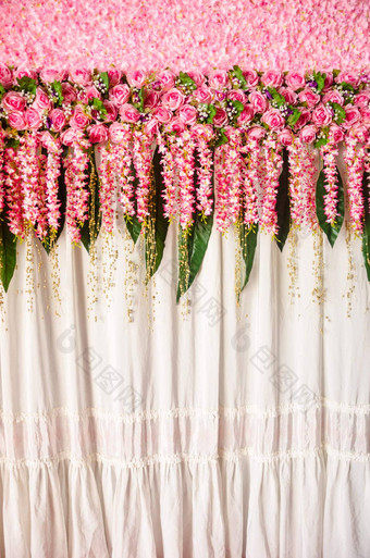 色彩斑斓的背景粉红色的玫瑰花准备好了婚礼仪式