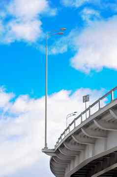 路灯柱天桥背景蓝色的天空云