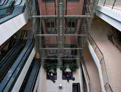 玻璃电梯轴现代办公室建筑