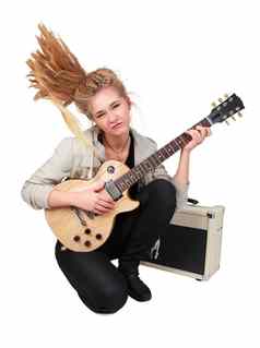 充满激情的岩石女孩玩电吉他