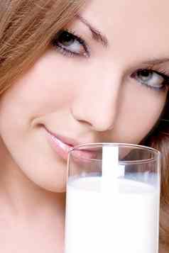美丽的女人喝牛奶