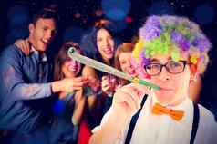 复合图像极客赶时髦的人穿彩虹假发吹聚会，派对角