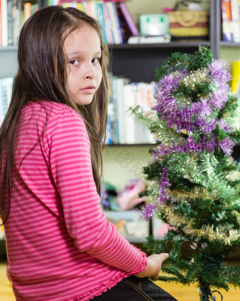 女孩装修圣诞节树