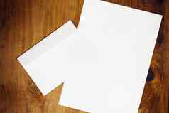 空白白色信封纸木桌子上