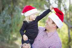父亲女儿有趣的穿圣诞老人帽子