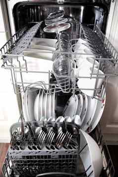 开放洗碗机清洁餐具