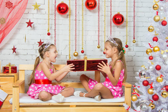 女孩坐着板凳上圣诞节大气大红色的礼物手