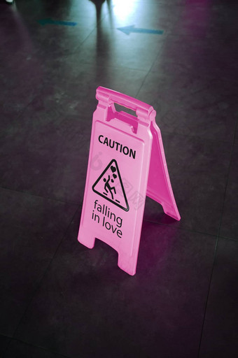 谨慎粉红色的标志警告下降爱