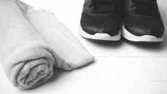 运行鞋子毛巾黑色的白色语气颜色风格