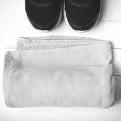 运行鞋子毛巾黑色的白色语气颜色风格
