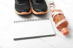 运行鞋子橙色汁测量磁带记事本