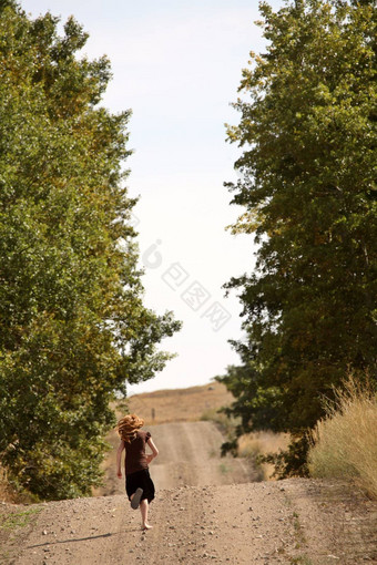 年轻的女孩运行萨斯喀彻温省国家路