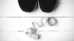 运行鞋子测量磁带黑色的白色语气颜色风格