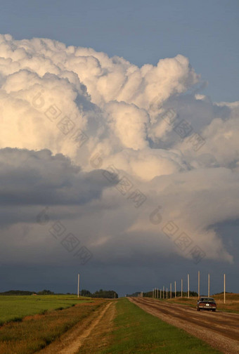 雷雨云砧云形成风景优美的萨斯喀彻温省