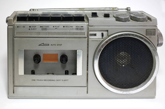 复古的爆破工盒式磁带磁带录音机孤立的白色背景