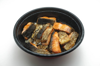 烤大马哈鱼煮熟的大米碗