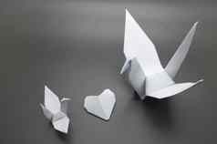 白色折纸起重机心鸟纸