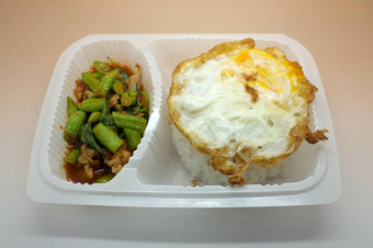 泰国食物盒子炸蛋大米搅拌炸鸡蔬菜