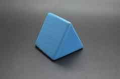 玩具木蓝色的三角形块