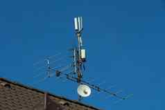 电视天线无线网络发射机屋顶