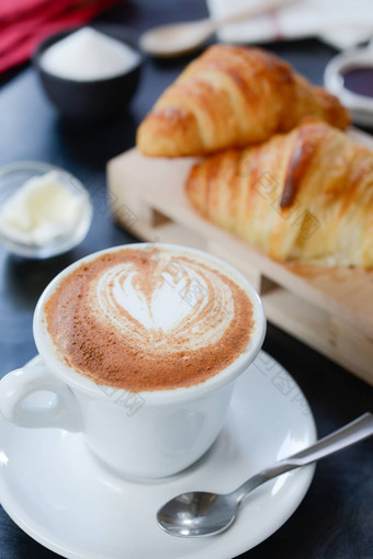 早餐卡布奇诺咖啡设计心形状