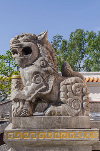 保护中国人狮子前面通过佛教寺庙