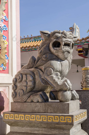 保护中国人狮子前面通过佛教寺庙