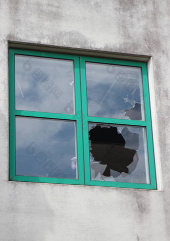 破碎的玻璃窗口绿色框架工厂