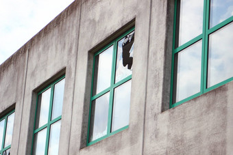 破碎的玻璃窗口绿色框架工厂