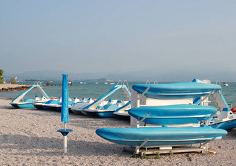 蓝色的船水周期废墟海滩早....
