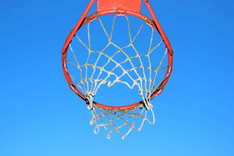 孤立的篮球网蓝色的天空背景