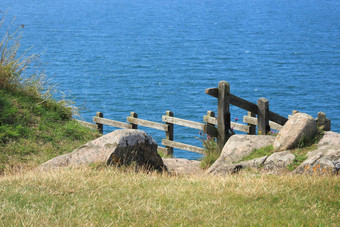 木栏杆路径蓝色的海洋
