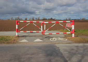 自行车安全障碍条纹自行车标志农村路