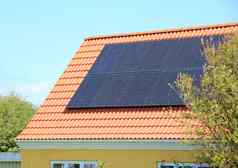 太阳能面板房子屋顶红色的瓷砖