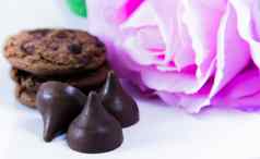 巧克力芯片饼干白色玫瑰粉红色的背景