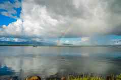 云湖反射水彩虹