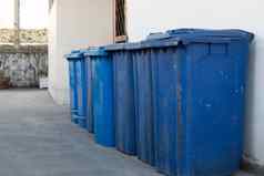 蓝色的红色的垃圾箱回收垃圾箱垃圾罐公共医院