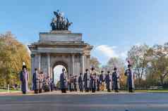 身份不明的团部分纪念一天游行前面惠灵顿拱伦敦