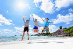 快乐家庭跳海滩泰国