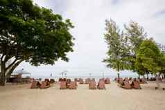 海滩椅子伞沙子海滩概念休息放松