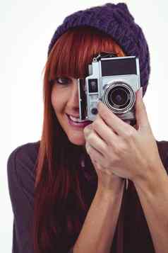 微笑赶时髦的人女人采取图片复古的相机