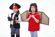戴面具的孩子们假装海盗飞行员