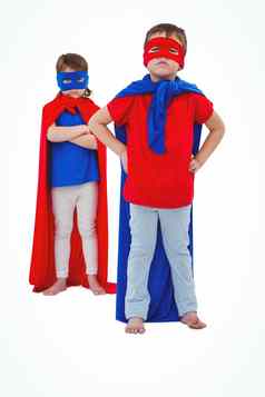 戴面具的孩子们假装超级英雄