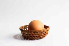 蛋篮子柳条白色背景鸭鸡蛋篮子