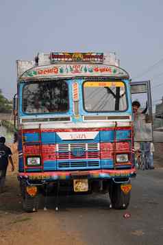 典型的色彩斑斓的装饰公共运输公共汽车库姆罗哈利西孟加拉印度