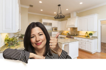 拉美裔女人拇指自定义厨房室内