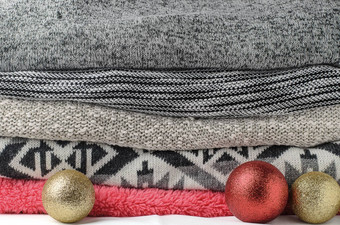 堆栈舒适的色彩斑斓的毛衣节日闪闪发光的圣诞节