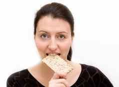 女人吃面包