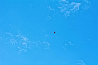 小直升机徘徊蓝色的天空