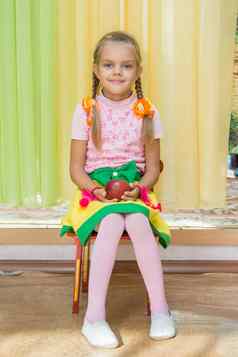 女孩坐着椅子苹果手日场幼儿园
